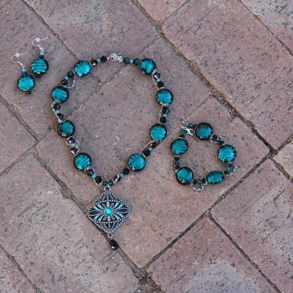 Beautiful One Of A Kind Glass Necklace Set - Picture 2 of 2